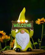 Соларен гном с табела „Welcome“и цветя, светеща забавна декорация за тераса, двор, градина и др